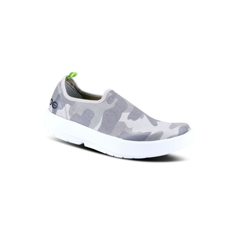 OOFOS WOMEN'S OOMG EEZEE LOW SHOE - GREEN CAMO