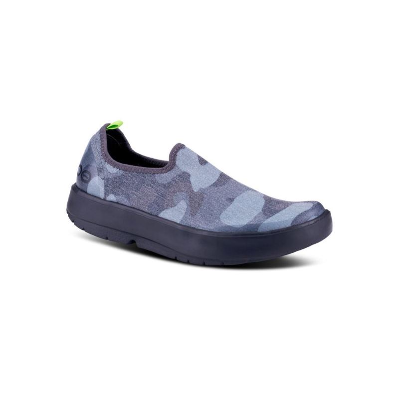 OOFOS WOMEN'S OOMG EEZEE LOW SHOE - BLACK CAMO