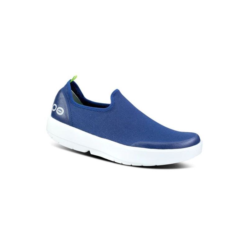 OOFOS WOMEN'S OOMG EEZEE LOW SHOE - NAVY