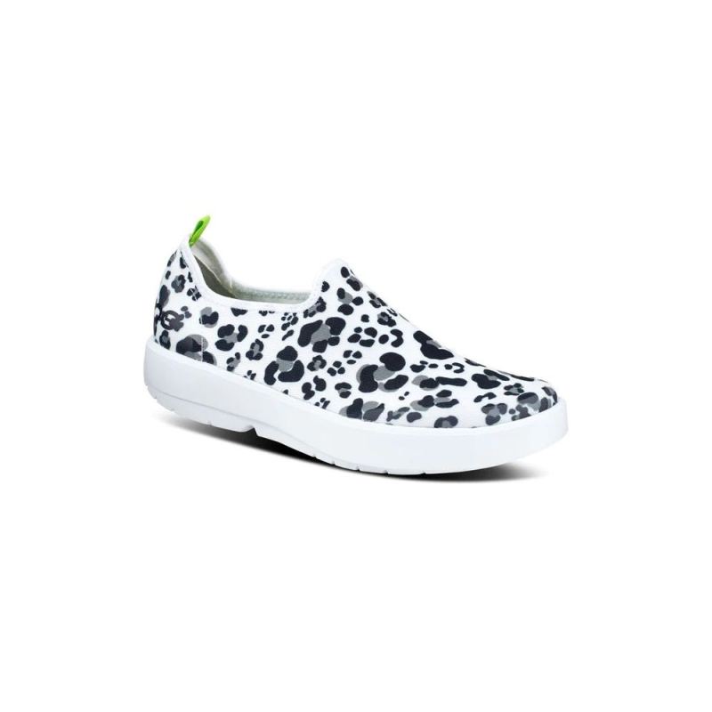 OOFOS WOMEN'S OOMG EEZEE LOW SHOE - SNOW LEOPARD